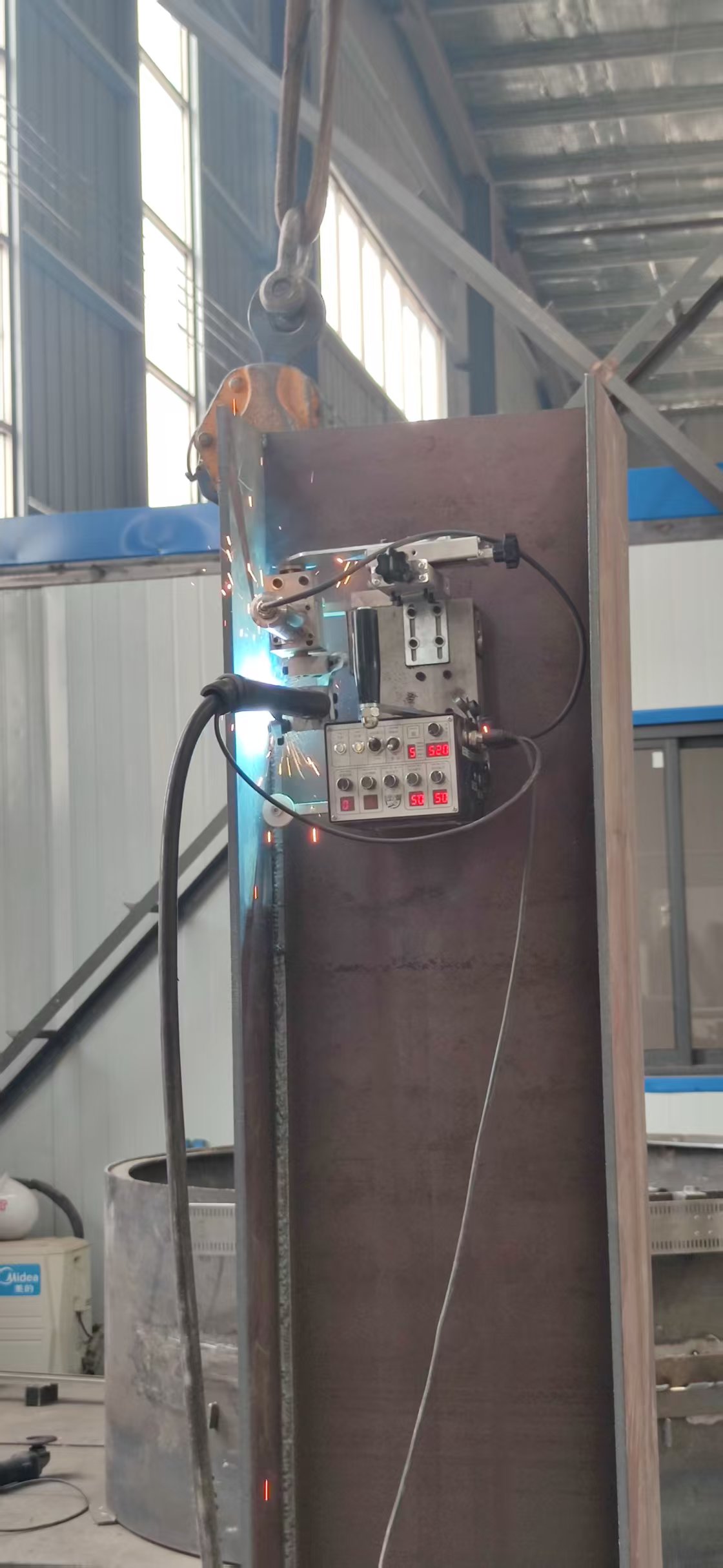 Fillet welding carriage welding vertical seam on I-beam