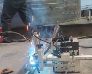 Automatic fillet welding on a fabricated steel beam