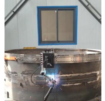 Flexible track welding carriage on a storage tank shell