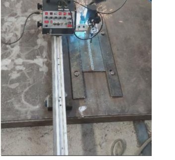 Automatic welding carriage running on a straight track on steel plate