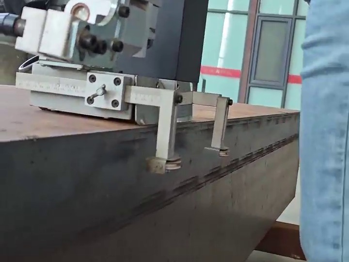 Fillet welding carriage on a heavy fabricated frame