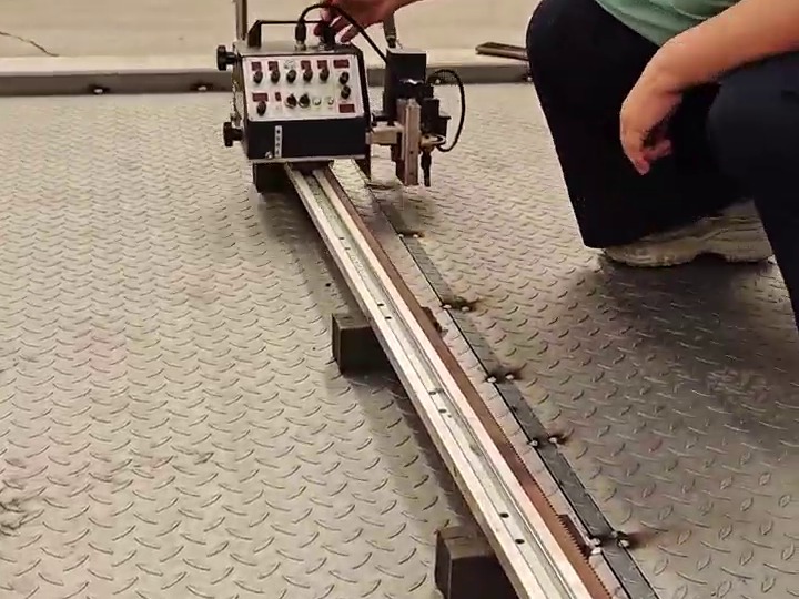Automatic welding carriage on shipyard panel