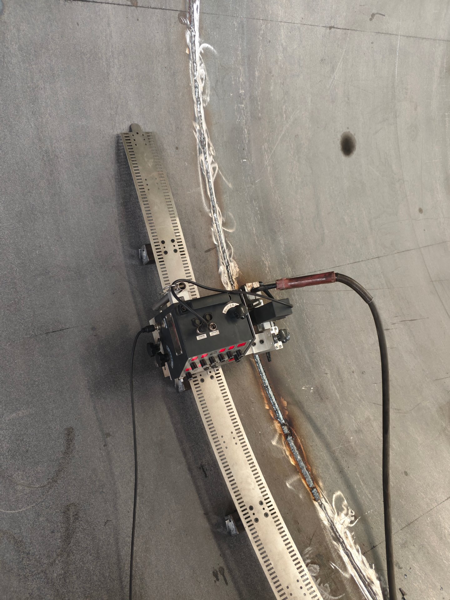 Flexible track welding carriage climbing curved tank shell seam