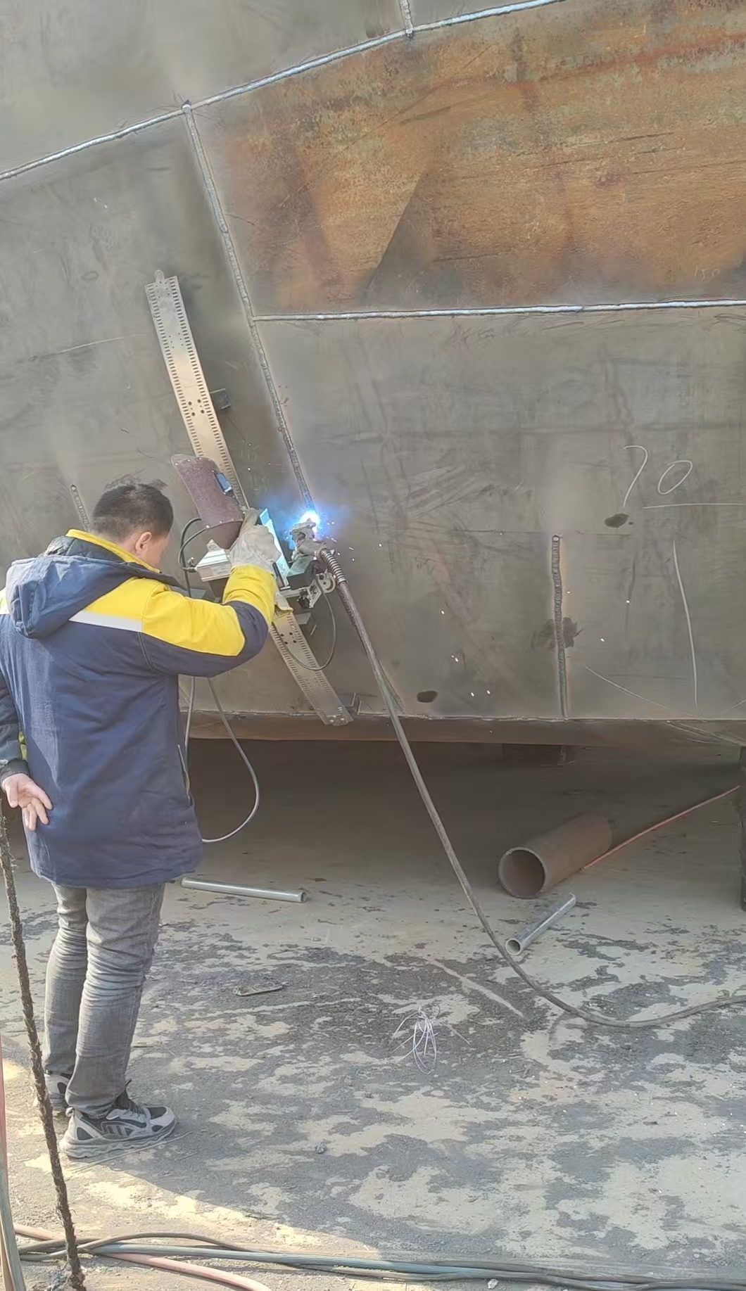 Flexible track carriage welding on ship hull panel
