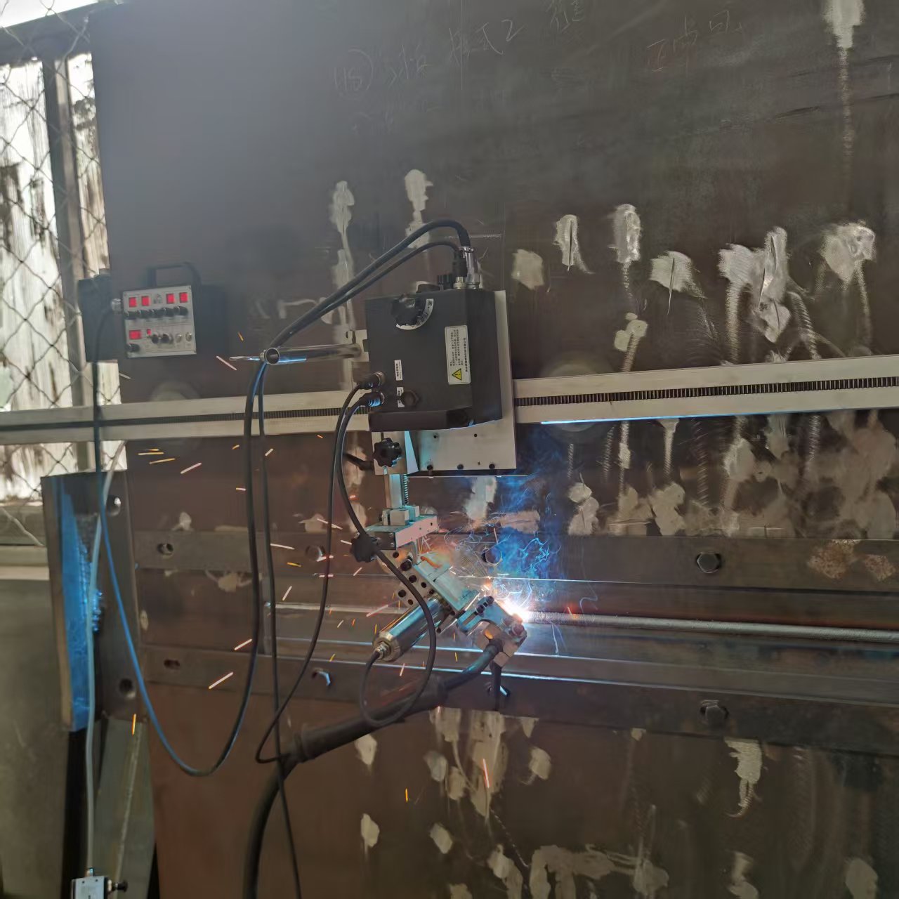 Straight track carriage welding horizontal seam on steel plate