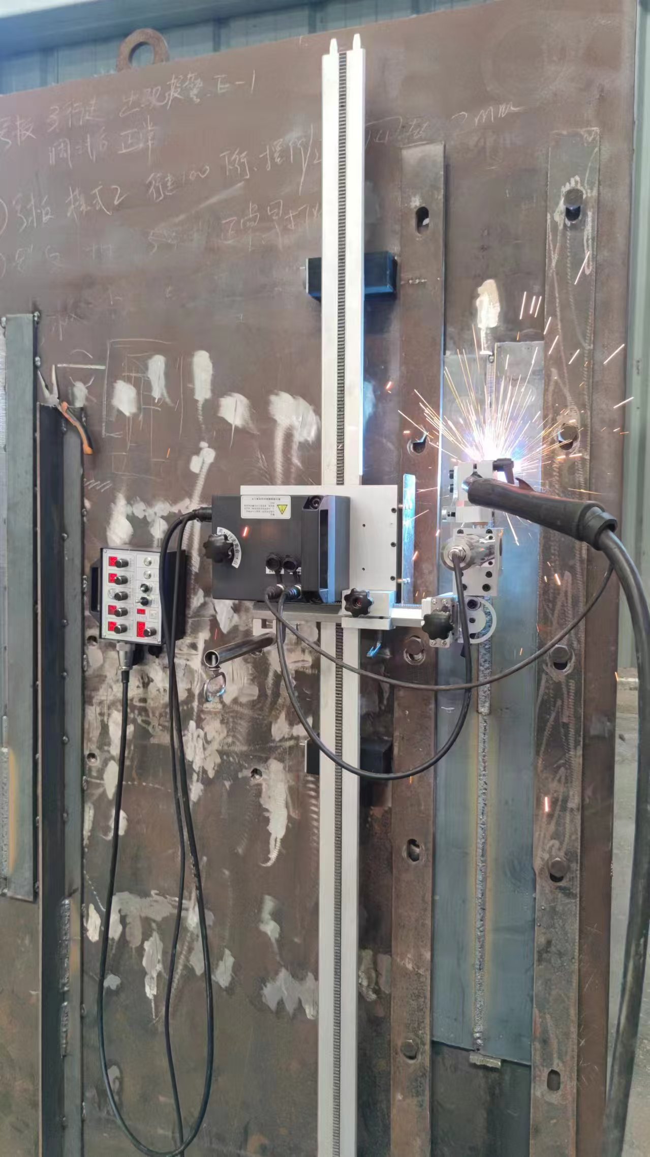 Straight track carriage welding vertical seam, close-up